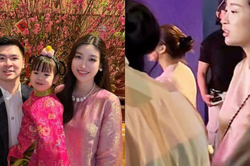 Hoa hậu Đỗ Mỹ Linh cùng chồng đưa con đi chơi lễ, lộ vóc dáng mang thai lần 2