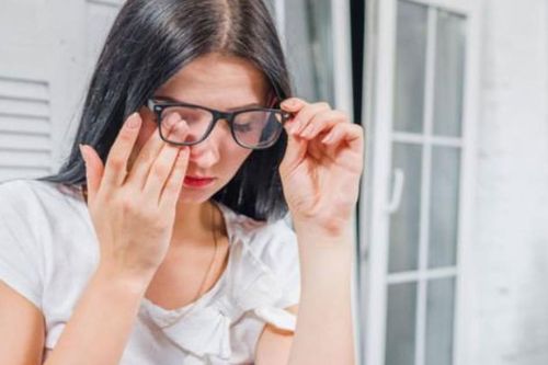 Ho dữ dội 5 phút, cô gái 33 tuổi vỡ mạch máu ở mắt