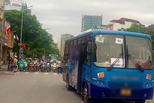 Hà Nội: Hé lộ nguyên nhân vụ tai nạn khiến người phụ nữ mắc kẹt dưới gầm xe buýt