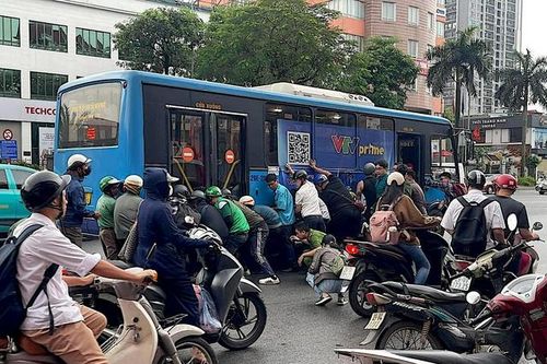 Cận cảnh người dân nâng xe buýt cứu tài xế mắc kẹt