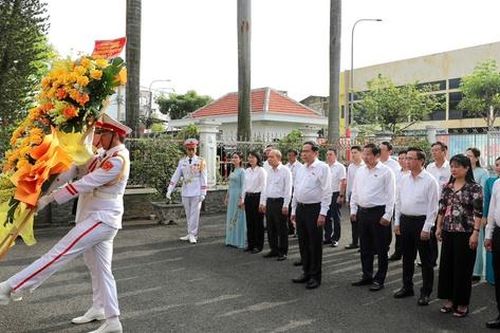 Chủ tịch Quốc hội Trần Thanh Mẫn dâng hương tại Di tích lịch sử văn hóa quốc gia Dinh quận Hóc Môn