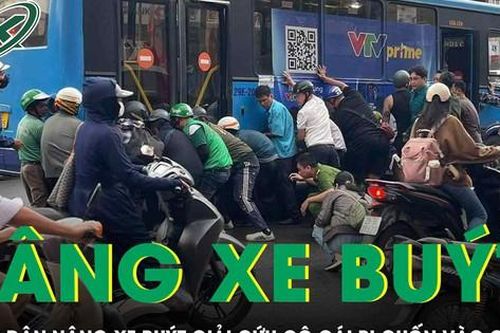 Khoảnh khắc người dân hợp sức nâng xe buýt giải cứu cô gái bị cuốn vào gầm xe