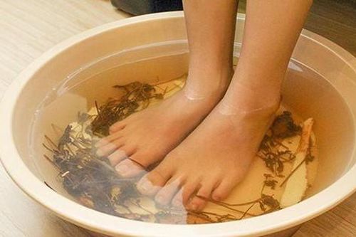 Vì sao nhiều người ngâm chân mỗi tối nhưng vẫn mất ngủ?