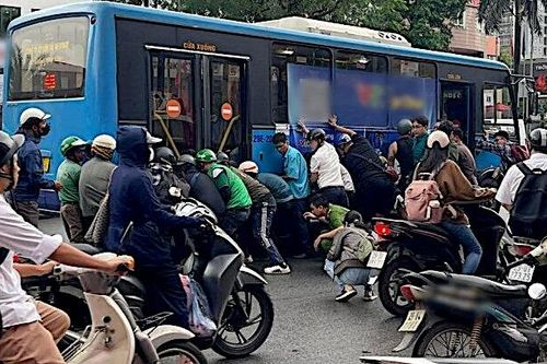 Nguyên nhân vụ tai nạn khiến một phụ nữ mắc kẹt dưới gầm xe buýt ở Hà Nội