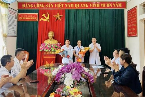 Khen thưởng bác sĩ cứu sống cháu bé ngừng tim tại biển Quỳnh - Nghệ An