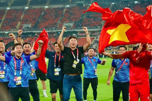 HLV Kim Sang-sik cùng trợ lý nhận Bằng khen của Thủ tướng Chính phủ