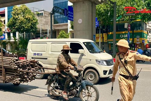 Hà Nội: Cảnh sát giao thông xử lý nhiều Shipper tự ý 'độ' xe kéo chở hàng cồng kềnh