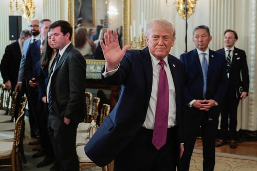 Tỷ lệ tín nhiệm giảm kỷ lục, ông Trump nói 'thăm dò giả mạo'