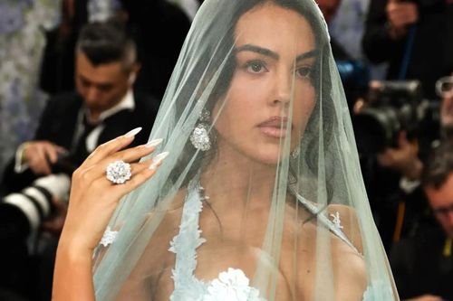 Bạn gái Ronaldo thu hút ở Met Gala 2026