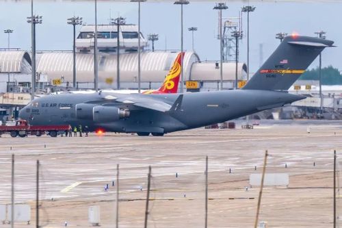 Máy bay C-17 Mỹ chở 'quái thú' của ông Trump tới Trung Quốc