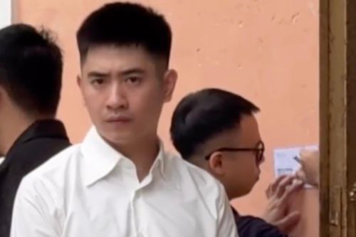 Ánh mắt 'dò xét' của chiến sĩ công an ở đám cưới viral khắp MXH