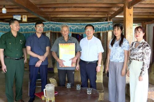 Trao quà cho các gia đình chính sách, chiến sĩ Điện Biên