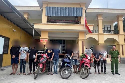 Triệu tập 14 thiếu niên mang hung khí, phóng xe gây náo loạn