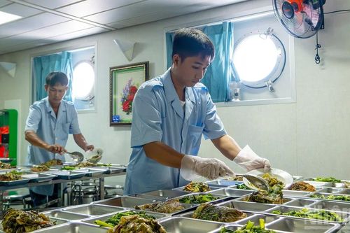 [Ảnh] Ấm áp những bữa ăn giữa trùng khơi