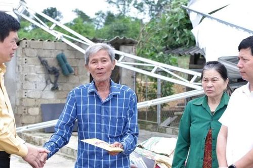Lãnh đạo Ủy ban Mặt trận Tổ quốc Việt Nam tỉnh Nghệ An thăm hỏi, hỗ trợ các hộ dân bị thiệt hại do dông lốc
