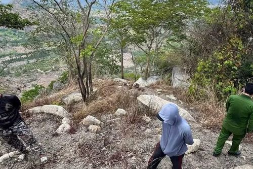 Công an Lâm Đồng leo núi 2 giờ để khám nghiệm thi thể