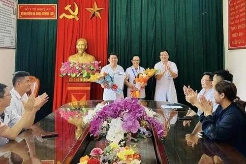 Nghệ An tặng giấy khen 2 cán bộ y tế cứu sống cháu bé ngừng tim tại bãi biển