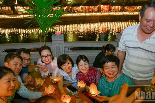 [Ảnh] Lung linh đêm hội Hoa đăng Hồ Văn-Văn Miếu