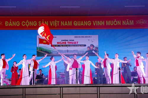 Quân khu 2 biểu diễn nghệ thuật phục vụ cán bộ, chiến sĩ và nhân dân tại tỉnh Sơn La