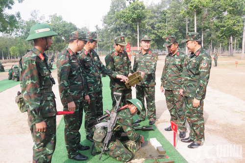 Quân đoàn 34 chỉ đạo Sư đoàn 9 làm mẫu kiểm tra '3 tiếng nổ' cho chiến sĩ mới
