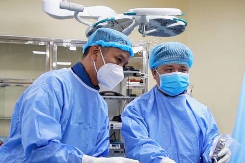 Đau dữ dội mông đùi khi đi lại do thoát vị đĩa đệm cột sống