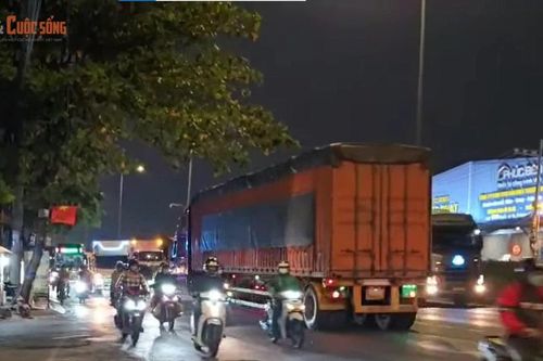 Người đi đường 'tá hỏa' vì tài xế đầu kéo chạy ngược chiều