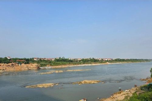 Nước sông Lô qua Phú Thọ xuống thấp, trơ trụ cầu Vĩnh Phú
