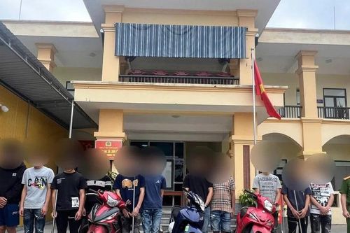 Tụ tập 'khoe' hung khí trên mạng, 14 thiếu niên bị công an triệu tập