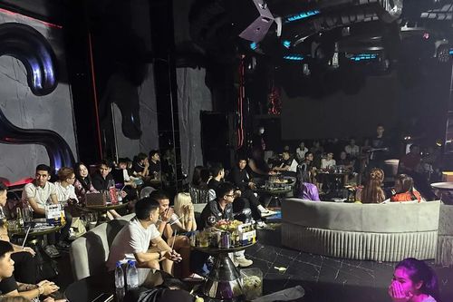 Tạm giữ 13 người trong vụ mua bán 'bóng cười' tại Lounge ở Hà Nội