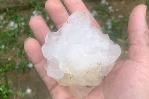 Mưa đá, dông lốc gây thiệt hại nặng nề tại nhiều địa phương