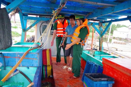 Hải đoàn Biên phòng 28 phát hiện, xử lý tàu cá vận chuyển khoảng 16.000 lít dầu không có giấy tờ hợp lệ