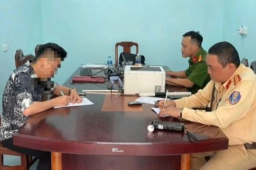Thanh niên 'đánh võng' ô tô trên đường bị phạt 45 triệu đồng, tước bằng lái 11 tháng