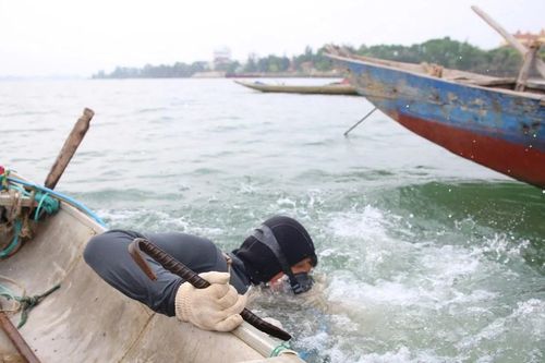Nhọc nhằn mưu sinh dưới đáy sông Nhật Lệ