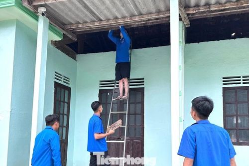 Tuổi trẻ Nghệ An giúp người dân khắc phục hậu quả mưa đá dông lốc