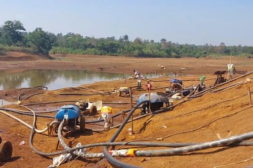Hồ chứa cạn trơ đáy, hàng trăm ha cây trồng 'khát nước'
