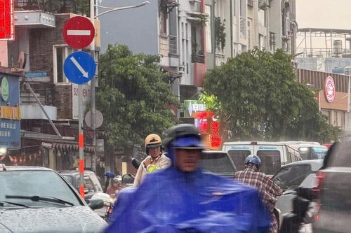 'Mưa vàng' trút xuống TPHCM giờ tan tầm