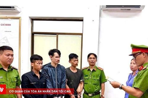 Bắt khẩn cấp 3 đối tượng dùng mũ bảo hiểm tấn công nam thanh niên