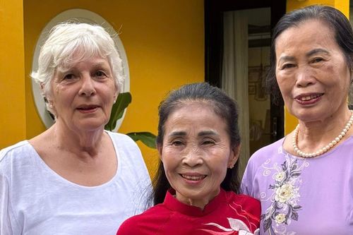 Mẹ chồng từ Thụy Sĩ sang Việt Nam, bất ngờ được thông gia tặng vàng