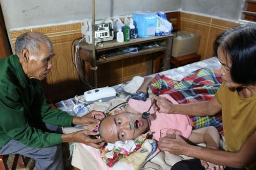 Vợ ung thư, con trai 3 lần đột quỵ, người đàn ông nghèo ở Nghệ An kiệt quệ