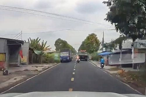 Thầy giáo nhồi máu cơ tim khi đang đứng lớp, CSGT mở đường đưa đi cấp cứu