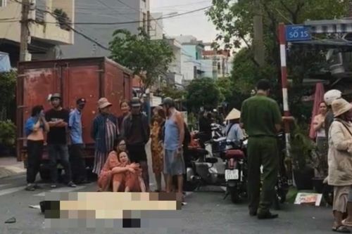 Mẹ quỵ ngã bên thi thể con trai 15 tuổi sau tai nạn với xe tải ở TPHCM
