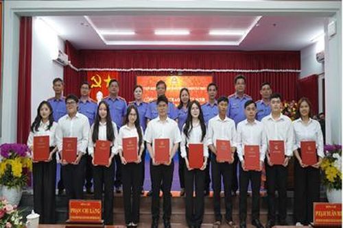 Công bố và trao Quyết định tiếp nhận, phân công công tác cho công chức mới trúng tuyển