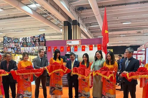 Khai trương Không gian Việt Nam tại Hội chợ quốc tế Paris