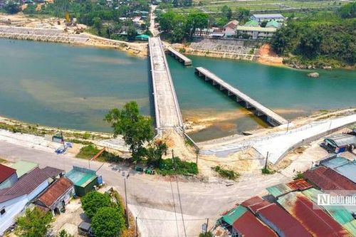 Cầu xây xong đã lâu nhưng vẫn... 'đứng chờ' đường dẫn