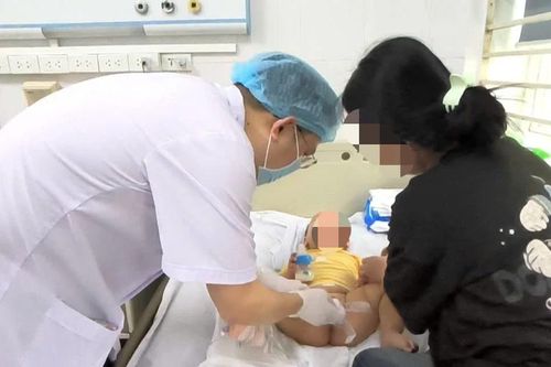 Bé 13 tháng tuổi sưng bìu, bỗng phát hiện ung thư phải cắt tinh hoàn