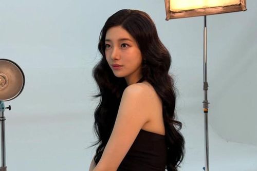 'Tình đầu quốc dân' Suzy đẹp mê mẩn với diện mạo khác lạ