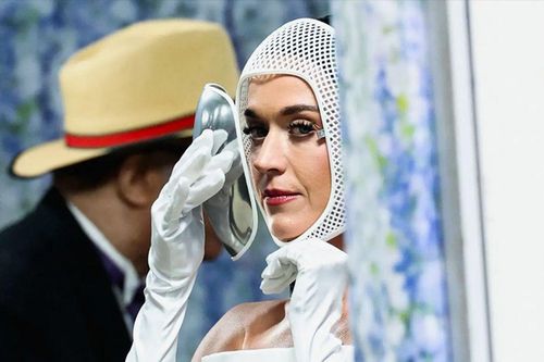 Katy Perry diện trang phục lấy cảm hứng từ AI trên thảm đỏ Met Gala 2026