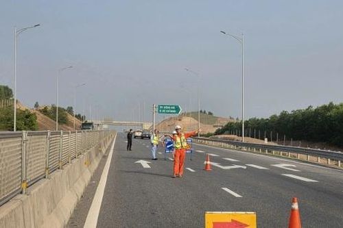 Tạm cấm 2 đoạn cao tốc Vũng Áng - Cam Lộ để thi công hệ thống thu phí
