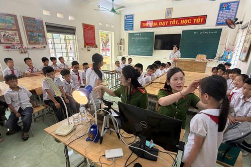 Những 'bóng hồng thép' lặng thầm đi qua từng ngõ nhỏ