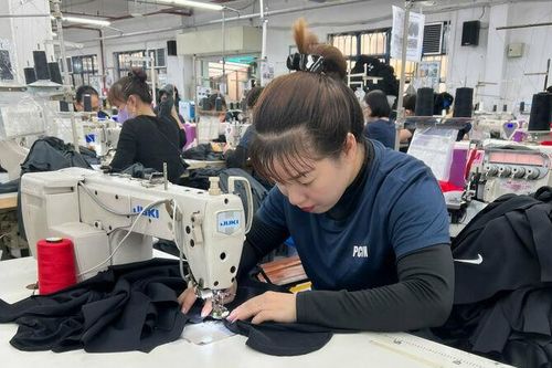 Công nhân trở lại xưởng sau kỳ nghỉ lễ